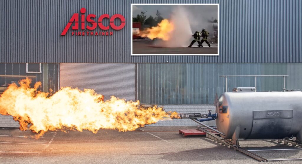 7 m3 säiliössä on tarjolla useita eri palotyyppejä. Yläkuvassa pelastustoimen parityöskentelyä.